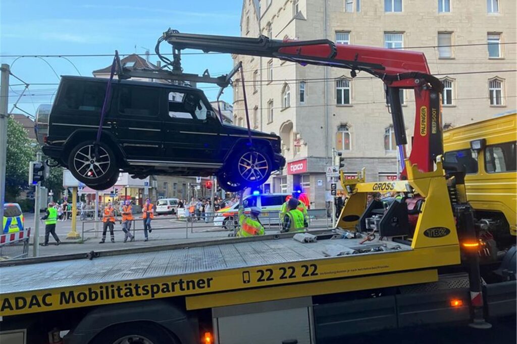 Ein Geländewagen wird auf einen Abschleppwagen gehoben. In der Stuttgarter Innenstadt ist nach Polizeiangaben ein Auto in eine Personengruppe gefahren.