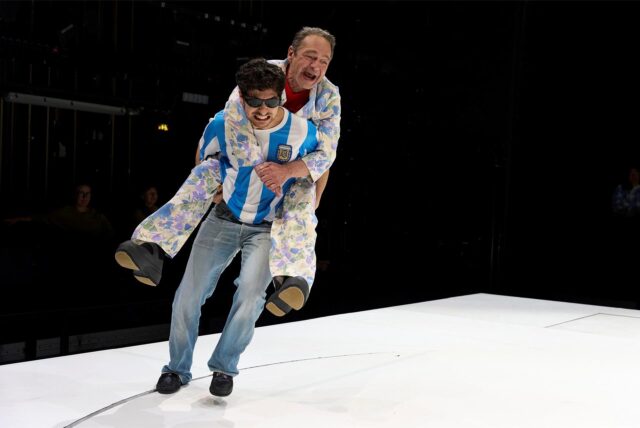 Peer Gynt (Eren Kavukoğlu) nimmt seine Mama (Sven Seeburg) schon mal Huckepack.