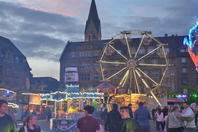 Kirmes-Samstag in der Castroper Altstadt: Es gab 80er-Partys und ein Höhen-Feuerwerk bei der 541. Castroper Frühjahrskirmes.