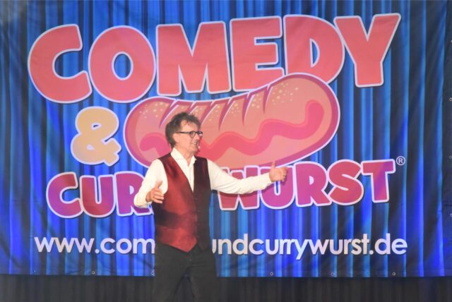 Christoph Brüske begeisterte neben drei weiteren Größen der Comedy-Szene auf der Bühne der Schulzentrumsaula rund 500 Gäste.