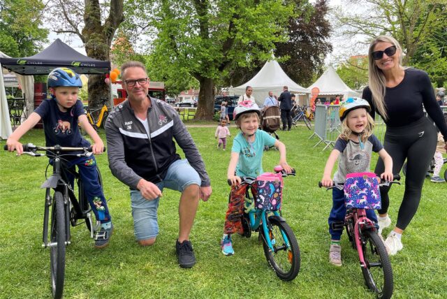 Die Kinder Leo, Cara und Nele mit ihren kleinen Rädern – außerdem Maja und Jörg Wehner von der ATV-Radsportabteilung