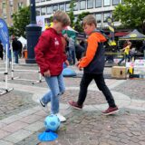 Auf dem Friedensplatz haben die kleinen Gäste viele Spiel-Möglichkeiten.