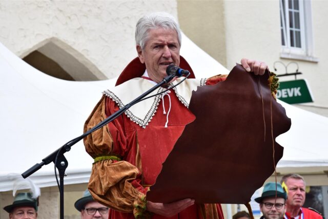 Heinz Sasse beim Ausrufen des kommenden Schützenfestes.
