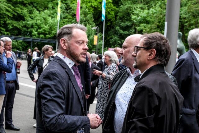 Schauspieler Roland Riebeling im Gespräch mit Olaf Kröck bei der Eröffnungspremiere der Ruhrfestspiele vor dem Ruhrfestspielhaus.