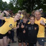 Teilnehmer vom Charity-Lauf lächeln in die Kamera.