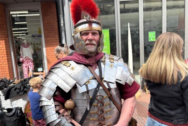 Ein Mann in Legionärsrüstung steht auf der Kunibertistraße in Recklinghausen.