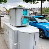 Ein blauer Pkw fährt auf der Ewaldstraße in Herten-Süd an dem Panzerblitzer vorbei, dessen Fenster mit blauer Farbe besprüht worden sind.