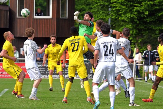 Torwart Leo Backmann-Stockhofe vom TuS Haltern faustet eine hohe Flanke aus dem Strafraum