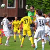 Torwart Leo Backmann-Stockhofe vom TuS Haltern faustet eine hohe Flanke aus dem Strafraum