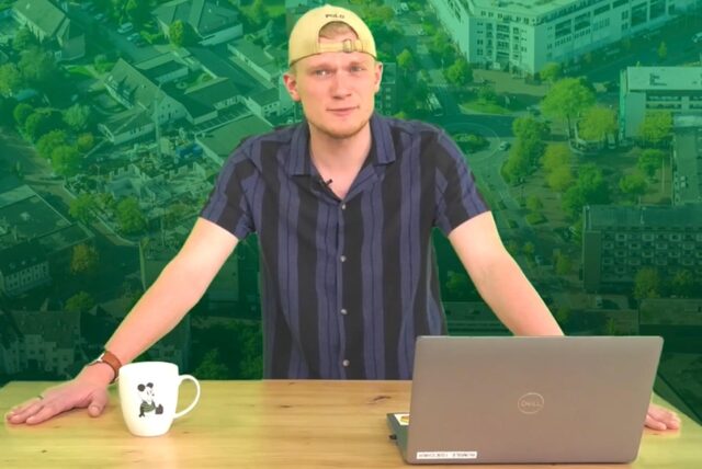 Johannes Wenzel von der Stimberg Zeitung steht im Redaktionsstudio.
