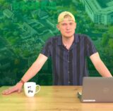 Johannes Wenzel von der Stimberg Zeitung steht im Redaktionsstudio.