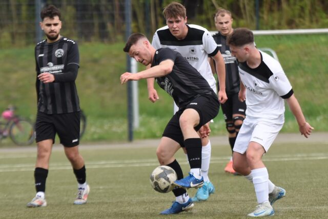 Johannes Hülsken (am Ball) hatten Lennart Schlierkamp und Tom Dreier (r.) fest im Griff.