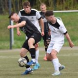 Johannes Hülsken (am Ball) hatten Lennart Schlierkamp und Tom Dreier (r.) fest im Griff.