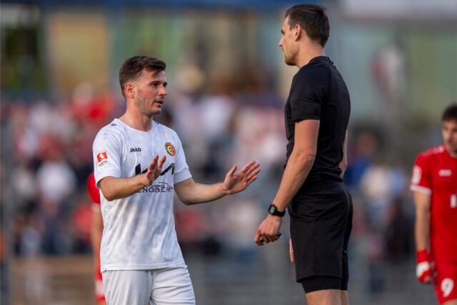 Arda Nebi (l.), hier beim 0:1 in Siegen, hatte für die Spvgg. die Chance zum Ausgleich in Rheine.