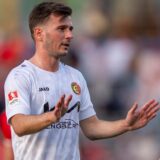 Arda Nebi (l.), hier beim 0:1 in Siegen, hatte für die Spvgg. die Chance zum Ausgleich in Rheine.