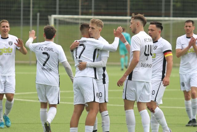 Das Team dankt Jan-Niklas Kaiser: Der Mittelfeldmann war mit zwei Toren am Sonntag der Marler Matchwinner.