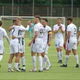 Das Team dankt Jan-Niklas Kaiser: Der Mittelfeldmann war mit zwei Toren am Sonntag der Marler Matchwinner.