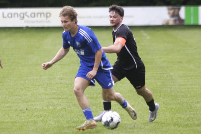 Vor dem Marler Tom Zulbeck (r.) angelt sich Moritz Kroos (l.) von Borussia Ahsen den Ball.
