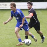 Vor dem Marler Tom Zulbeck (r.) angelt sich Moritz Kroos (l.) von Borussia Ahsen den Ball.
