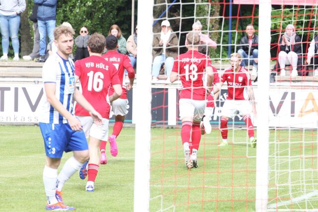 Die Entscheidung im Badeweiher-Stadion: Kirchhellens Lars Josten ist bedient, Marcel Ryczak feiert im Hintergrund seinen Treffer zum 1:0.