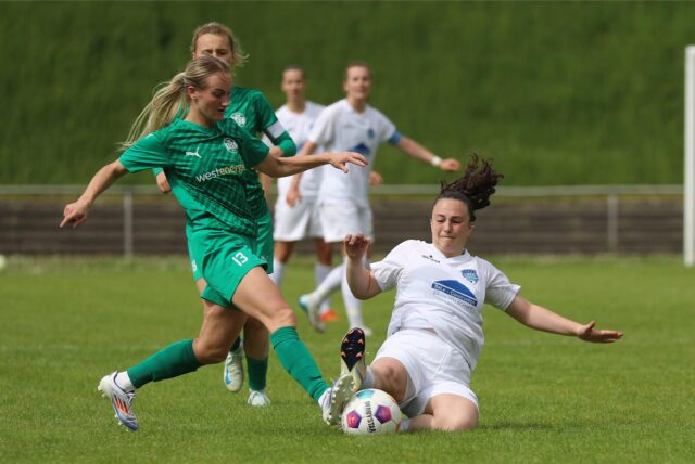 Ein Sinnbild für das Spiel des 1. FFC Recklinghausen in Durchgang zwei: Sena Lukovic traf nicht nur zum 1:0-Heimsieg gegen SGS Essen U21, sondern verteidigte wie hier auch mit Leib und Seele.