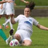 Ein Sinnbild für das Spiel des 1. FFC Recklinghausen in Durchgang zwei: Sena Lukovic traf nicht nur zum 1:0-Heimsieg gegen SGS Essen U21, sondern verteidigte wie hier auch mit Leib und Seele.