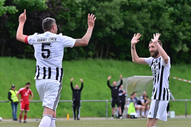 Der Löwen-Kapitän dreht jubelnd ab: Pascal Reinders freut sich mit Dennis Tausendfreund (r.) über sein 1:0. Im Hintergrund ist auch die Hammer Bank begeistert.