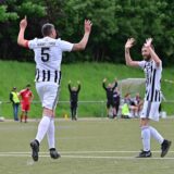 Der Löwen-Kapitän dreht jubelnd ab: Pascal Reinders freut sich mit Dennis Tausendfreund (r.) über sein 1:0. Im Hintergrund ist auch die Hammer Bank begeistert.