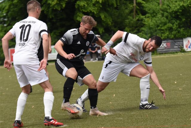 Tim Exner (M.) spielt künftig nicht mehr für die SG Horneburg, sondern für die DJK Sportfreunde Datteln. Hat der B-Ligist auch insgesamt die besten Transfers getätigt? Urteilen Sie selbst!
