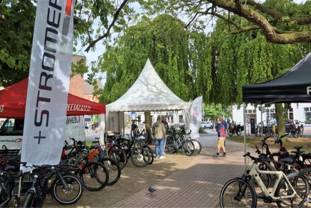 Fahrräder mit Zelten ausgestellt im Galen-Park in Haltern