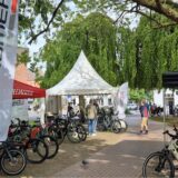 Fahrräder mit Zelten ausgestellt im Galen-Park in Haltern