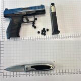 Das Bild zeigt eine Schreckschusspistole inklusive Munition sowie ein Einhandmesser, welches am Dortmunder Hauptbahnhof von der Bundespolizei beschlagnahmt wurden.