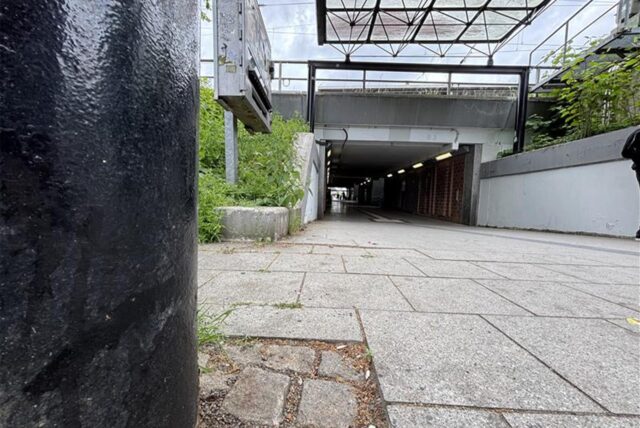 Am vergangenen Freitag wurden zwei Männer am Nordausgang des Hauptbahnhofes in Castrop-Rauxel attackiert. Die Polizei fahndet aktuell nach den fünf Verdächtigen.