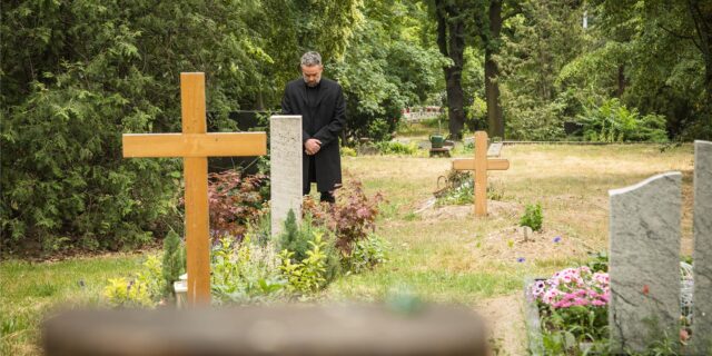 Holzkreuze findet man an Friedhöfen häufig bei noch jungen Gräbern. Oft werden sie mit der Zeit durch ein anderes Grabmal ersetzt.