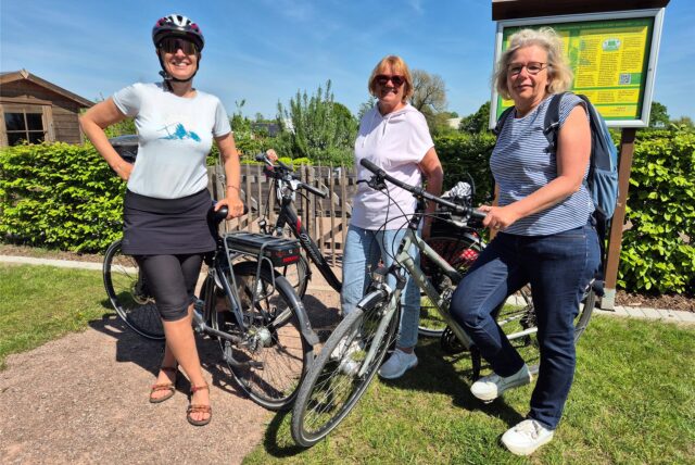 Drei Radlerinnen – mit und ohne Helm