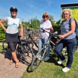 Drei Radlerinnen – mit und ohne Helm