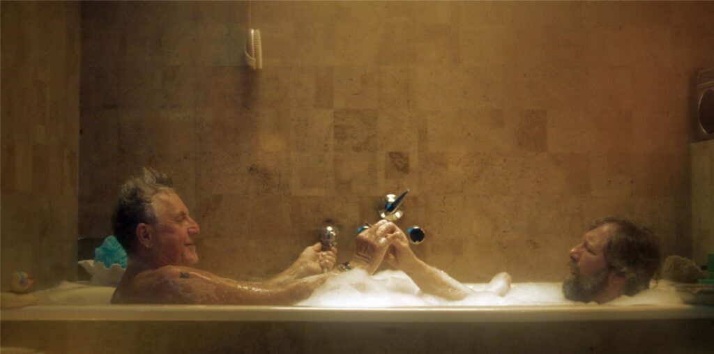 Dem Kiffer Keek (Oliver Korittke) erscheint beim Baden im Hanfrausch sein alter Kumpel Schlucke (Martin Semmelrogge). Dem Kiffer Keek (Oliver Korittke) erscheint beim Baden im Hanfrausch sein alter Kumpel Schlucke (Martin Semmelrogge).