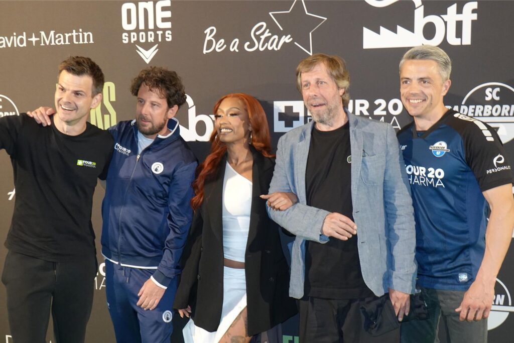 Im Rampenlicht bei der Premiere von „Keeks letztes Ding“: (von links) Torsten Greif (Four 20 Pharma), Regisseur Marian Meder, die Darsteller Nura und Oliver Korittke sowie Thomas Schatton (Four 20 Pharma). Im Rampenlicht bei der Premiere von „Keeks letztes Ding“: (von links) Torsten Greif (Four 20 Pharma), Regisseur Marian Meder, die Darsteller Nura und Oliver Korittke sowie Thomas Schatton (Four 20 Pharma).