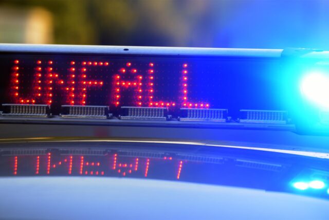Auf einem Polizeifahrzeug warnt eine Leuchtschrift vor einer Unfallstelle. (Symbolbild)