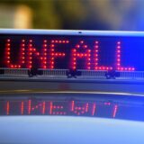 Auf einem Polizeifahrzeug warnt eine Leuchtschrift vor einer Unfallstelle. (Symbolbild)