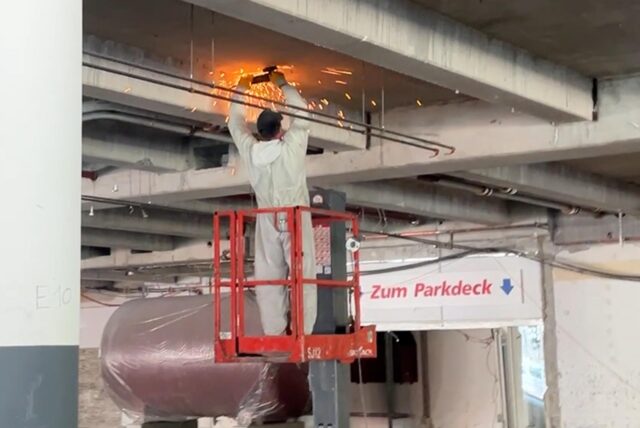 Ein Handwerker arbeitet im Ex-Real in Eving und es fliegen Funken.