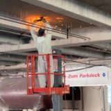 Ein Handwerker arbeitet im Ex-Real in Eving und es fliegen Funken.