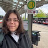 Laura Wunderlich steht vor dem Haltestellenschild des Schienenersatzverkehrs in Marl-Mitte.