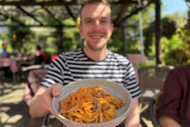 Bandnudeln mit Schinken und Pilzen in Tomaten-Sahnesauce, im Biergarten der Trattoria Puglia.