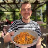 Bandnudeln mit Schinken und Pilzen in Tomaten-Sahnesauce, im Biergarten der Trattoria Puglia.