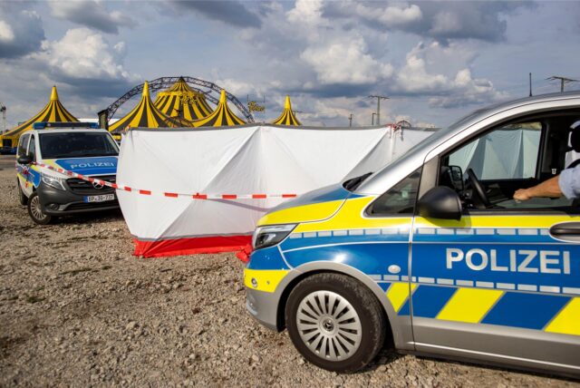 Einsatzfahrzeuge der Polizei stehen an einem Parkplatz unweit des Zeltes des Zirkus FlicFlac, nachdem dort ein Kleinflugzeug abgestürzt war.