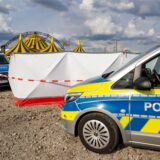 Einsatzfahrzeuge der Polizei stehen an einem Parkplatz unweit des Zeltes des Zirkus FlicFlac, nachdem dort ein Kleinflugzeug abgestürzt war.