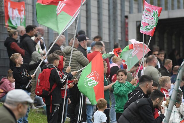 Die Fans des VfB Börnig unterstützen ihre Mannschaft mit Fahnen.