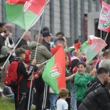 Die Fans des VfB Börnig unterstützen ihre Mannschaft mit Fahnen.