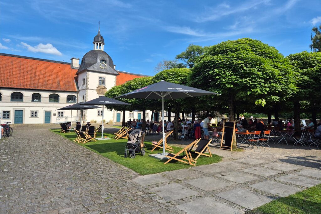 Strahlend blauer Himmel über dem Bergmann-Biergarten vor dem Schloss Rodenberg in Dortmund-Aplerbeck.